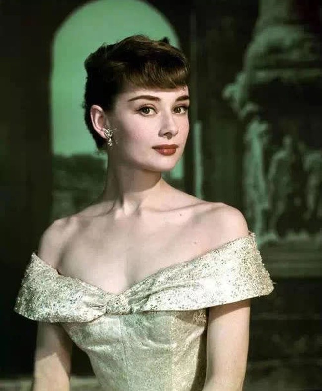 &quot;Người phụ nữ hoàn hảo của thế kỷ 20&quot; Audrey Hepburn và 7 điều bà dạy phụ nữ để sống khí chất ngút ngàn, đặc biệt luôn làm chủ vận mệnh của mình! - Ảnh 2.