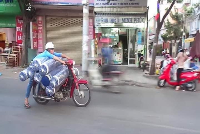 Sốc với phong cách thồ cá sấu nguyên con, làm người đi bên cạnh phải toát mồ hôi hột - Ảnh 4.