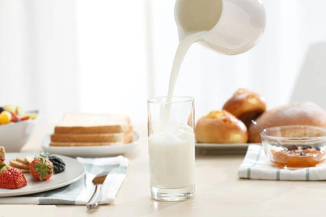 Uống sữa cũng phải đúng cách, uống sữa theo 4 kiểu này vừa không có dinh dưỡng vừa gây hại sức khỏe - Ảnh 1. Uống sữa cũng phải đúng cách, uống sữa theo 4 kiểu này vừa không có dinh dưỡng vừa gây hại sức khỏe - Ảnh 1.