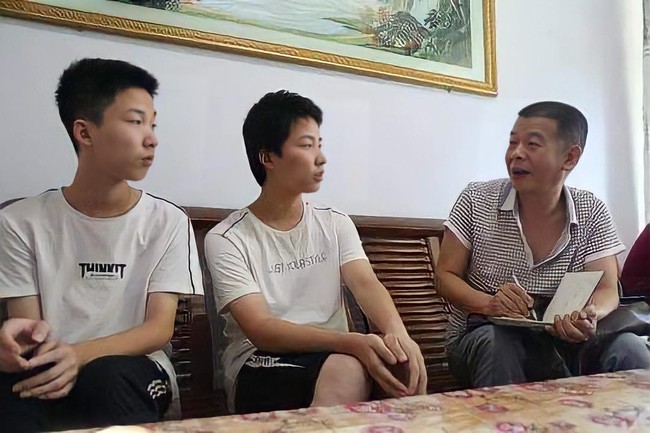 Hai anh em đỗ đại học tốp 1 châu Á, báo chí kéo đến nhà phỏng vấn rầm rộ, bà mẹ nói đúng 1 câu mà ai cũng gật gù tán thưởng - Ảnh 3. Hai anh em đỗ đại học tốp 1 châu Á, báo chí kéo đến nhà phỏng vấn rầm rộ, bà mẹ nói đúng 1 câu mà ai cũng gật gù tán thưởng - Ảnh 3.