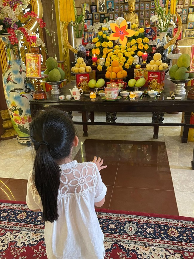Bé Lavie đến viếng nghệ sĩ Mai Phương trong ngày giỗ đầu, nhìn con trẻ ngây thơ không còn mẹ mà ai cũng thấy chạnh lòng xót xa  - Ảnh 2.