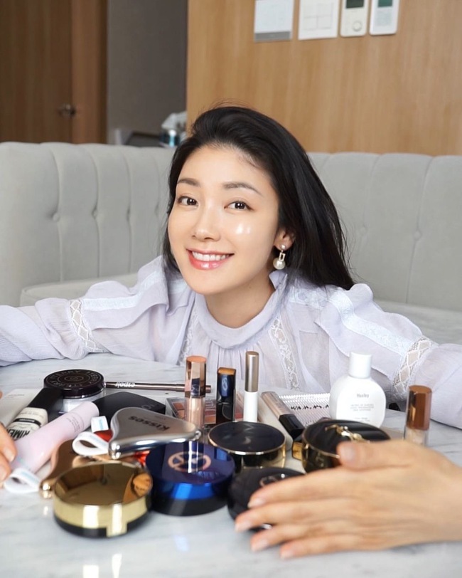 Beauty Blogger Hàn Quốc 42 tuổi tiết lộ bí quyết trẻ hóa làn da, níu giữ thanh xuân - Ảnh 1.