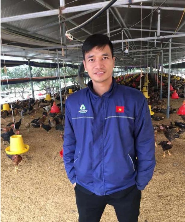 Hiện tượng mạng Lệ Rơi sau bao sóng gió lại về quê trồng rau nuôi gà, nhưng lại được dân mạng khen đẹp trai hơn hẳn ngày xưa - Ảnh 6. Hiện tượng mạng Lệ Rơi sau bao sóng gió lại về quê trồng rau nuôi gà, nhưng lại được dân mạng khen đẹp trai hơn hẳn ngày xưa - Ảnh 6.