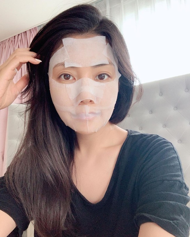 Beauty Blogger Hàn Quốc 42 tuổi tiết lộ bí quyết để da luôn căng trẻ, nhìn 40 lọ kem chống nắng mà cô dùng thì ai choáng - Ảnh 5.