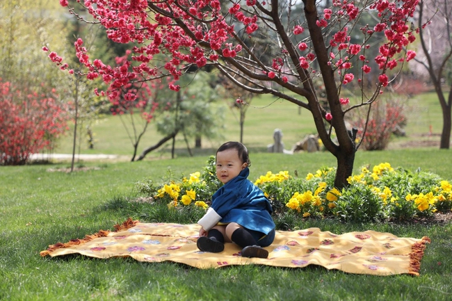 Khoe bộ ảnh gia đình đẹp ngất ngây nhân dịp con trai thứ 2 tròn 1 tuổi, Hoàng hậu Bhutan lại khiến vạn người mê đắm bởi nhan sắc lên hương - Ảnh 5.