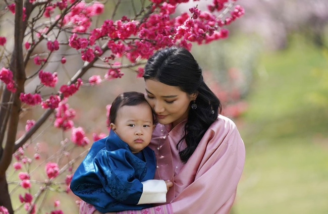 Khoe bộ ảnh gia đình đẹp ngất ngây nhân dịp con trai thứ 2 tròn 1 tuổi, Hoàng hậu Bhutan lại khiến vạn người mê đắm bởi nhan sắc lên hương - Ảnh 7.