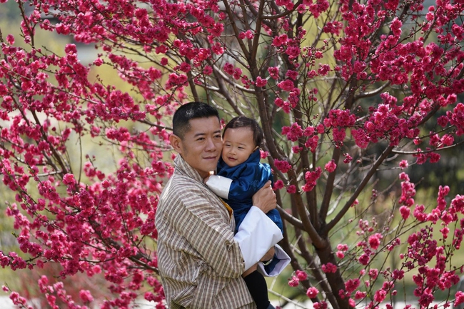 Khoe bộ ảnh gia đình đẹp ngất ngây nhân dịp con trai thứ 2 tròn 1 tuổi, Hoàng hậu Bhutan lại khiến vạn người mê đắm bởi nhan sắc lên hương - Ảnh 2.