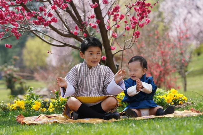 Khoe bộ ảnh gia đình đẹp ngất ngây nhân dịp con trai thứ 2 tròn 1 tuổi, Hoàng hậu Bhutan lại khiến vạn người mê đắm bởi nhan sắc lên hương - Ảnh 3.
