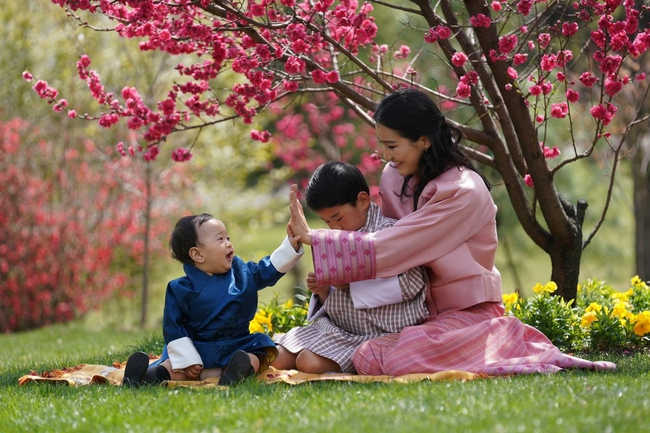 Khoe bộ ảnh gia đình đẹp ngất ngây nhân dịp con trai thứ 2 tròn 1 tuổi, Hoàng hậu Bhutan lại khiến vạn người mê đắm bởi nhan sắc lên hương - Ảnh 4.