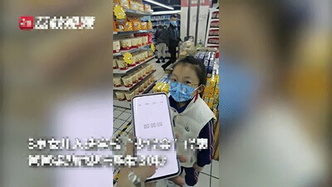 Con gái đạt học sinh xuất sắc được bố thưởng 30 giây mua sắm trong siêu thị, nhưng thấy món đồ con chọn người mẹ liền ôm mặt khóc - Ảnh 1.