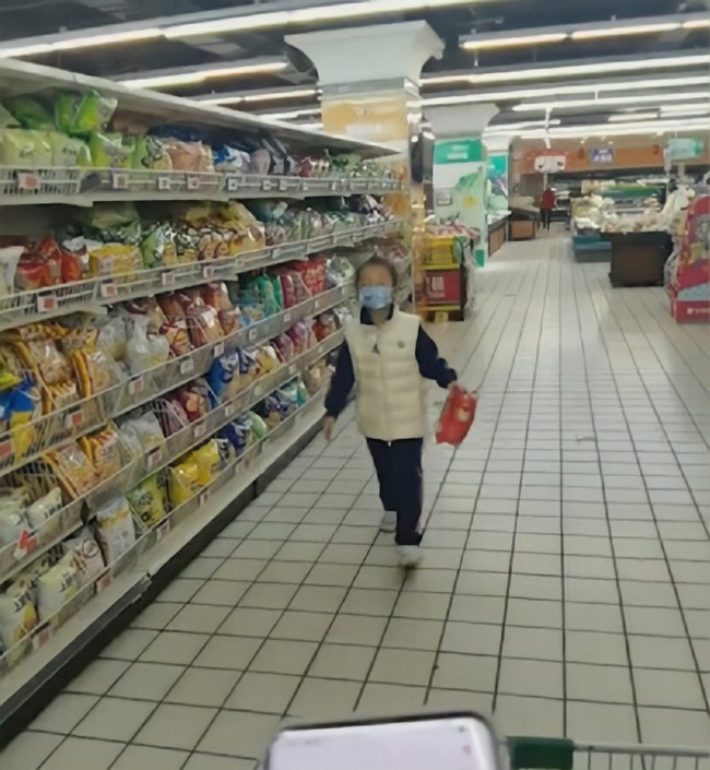 Con gái đạt học sinh xuất sắc được bố thưởng 30 giây mua sắm trong siêu thị, nhưng thấy món đồ con chọn người mẹ liền ôm mặt khóc - Ảnh 2.