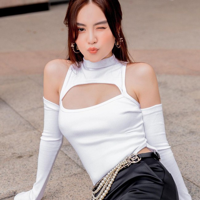 Tìm ra lý do vì sao Ninh Dương Lan Ngọc suốt ngày diện váy áo trễ vai: Khả năng cao là bởi đặc điểm vóc dáng này? - Ảnh 4. Tìm ra lý do vì sao Ninh Dương Lan Ngọc suốt ngày diện váy áo trễ vai: Khả năng cao là bởi đặc điểm vóc dáng này? - Ảnh 4.