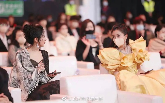 Tuy cô và Angelababy có nói chuyện với nhau nhưng giữa họ chỉ là đồng nghiệp chứ không quá thân thiết.