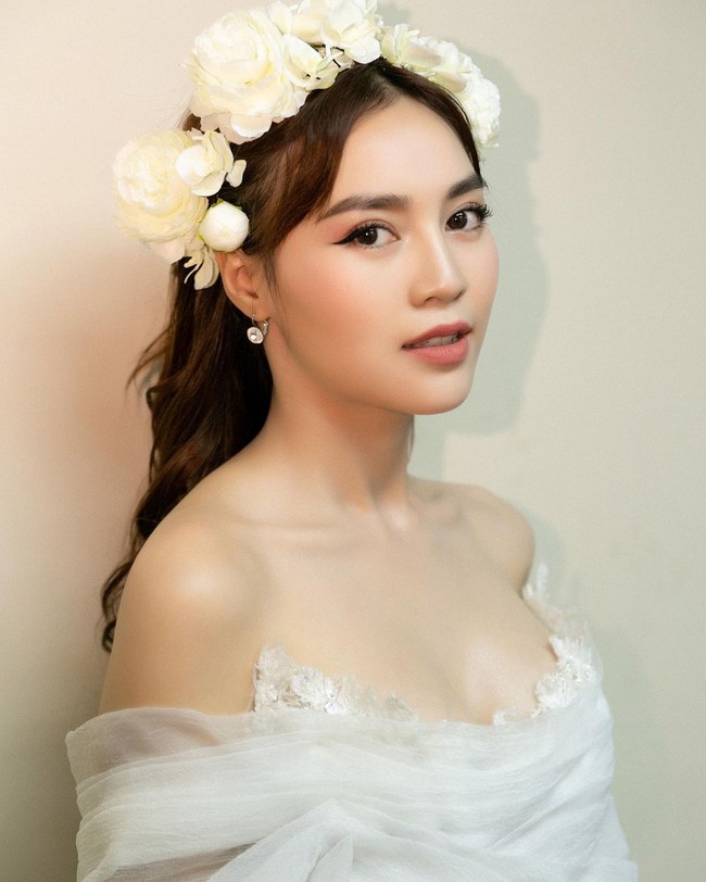 Tìm ra lý do vì sao Ninh Dương Lan Ngọc suốt ngày diện váy áo trễ vai: Khả năng cao là bởi đặc điểm vóc dáng này? - Ảnh 8. Tìm ra lý do vì sao Ninh Dương Lan Ngọc suốt ngày diện váy áo trễ vai: Khả năng cao là bởi đặc điểm vóc dáng này? - Ảnh 8.