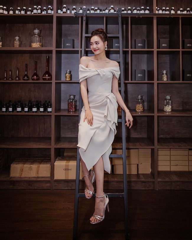 Tìm ra lý do vì sao Ninh Dương Lan Ngọc suốt ngày diện váy áo trễ vai: Khả năng cao là bởi đặc điểm vóc dáng này? - Ảnh 7. Tìm ra lý do vì sao Ninh Dương Lan Ngọc suốt ngày diện váy áo trễ vai: Khả năng cao là bởi đặc điểm vóc dáng này? - Ảnh 7.