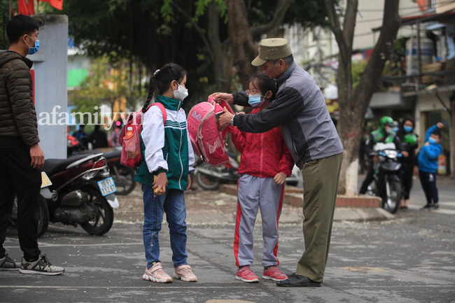 Học sinh Hà Nội đến trường ngày đầu tiên sau Tết: Thời tiết đẹp, một số em buồn ngủ vì phải dậy sớm đi học lại - Ảnh 1. Học sinh Hà Nội đến trường ngày đầu tiên sau Tết: Thời tiết đẹp, một số em buồn ngủ vì phải dậy sớm đi học lại - Ảnh 1.