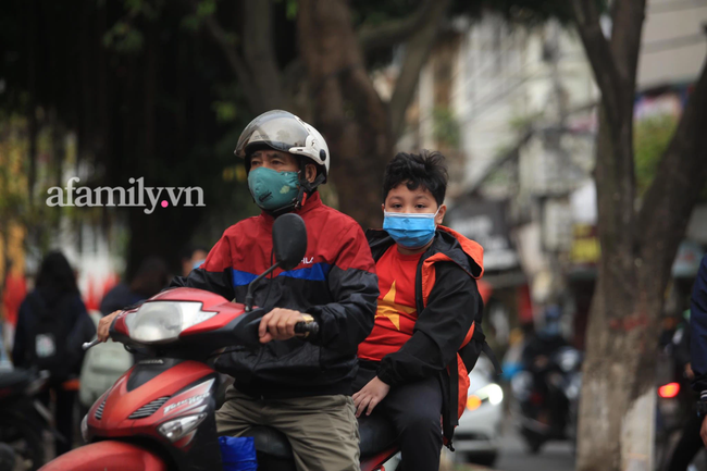 Học sinh Hà Nội đến trường ngày đầu tiên sau Tết: Thời tiết đẹp, một số em buồn ngủ vì phải dậy sớm đi học lại - Ảnh 2. Học sinh Hà Nội đến trường ngày đầu tiên sau Tết: Thời tiết đẹp, một số em buồn ngủ vì phải dậy sớm đi học lại - Ảnh 2.