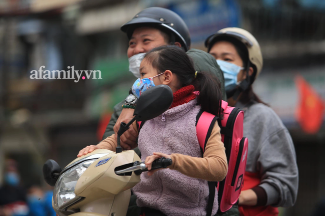 Học sinh Hà Nội đến trường ngày đầu tiên sau Tết: Thời tiết đẹp, một số em buồn ngủ vì phải dậy sớm đi học lại - Ảnh 3. Học sinh Hà Nội đến trường ngày đầu tiên sau Tết: Thời tiết đẹp, một số em buồn ngủ vì phải dậy sớm đi học lại - Ảnh 3.