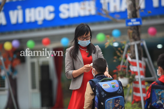 Học sinh Hà Nội đến trường ngày đầu tiên sau Tết: Thời tiết đẹp, một số em buồn ngủ vì phải dậy sớm đi học lại - Ảnh 6. Học sinh Hà Nội đến trường ngày đầu tiên sau Tết: Thời tiết đẹp, một số em buồn ngủ vì phải dậy sớm đi học lại - Ảnh 6.