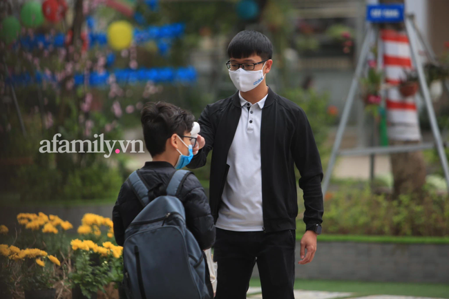 Học sinh Hà Nội đến trường ngày đầu tiên sau Tết: Thời tiết đẹp, một số em buồn ngủ vì phải dậy sớm đi học lại - Ảnh 7. Học sinh Hà Nội đến trường ngày đầu tiên sau Tết: Thời tiết đẹp, một số em buồn ngủ vì phải dậy sớm đi học lại - Ảnh 7.