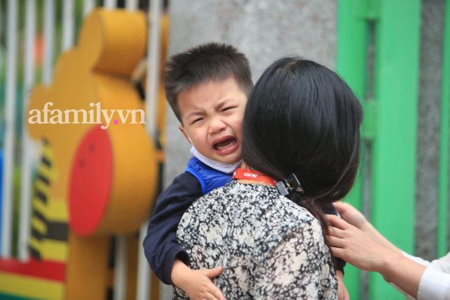 Học sinh Hà Nội đến trường ngày đầu tiên sau Tết: Háo hức nhưng vẫn buồn ngủ, có em khóc sướt mướt vì chưa quen với việc dậy sớm trở lại - Ảnh 8. Học sinh Hà Nội đến trường ngày đầu tiên sau Tết: Háo hức nhưng vẫn buồn ngủ, có em khóc sướt mướt vì chưa quen với việc dậy sớm trở lại - Ảnh 8.