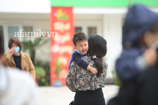 Học sinh Hà Nội đến trường ngày đầu tiên sau Tết: Háo hức nhưng vẫn buồn ngủ, có em khóc sướt mướt vì chưa quen với việc dậy sớm trở lại - Ảnh 10. Học sinh Hà Nội đến trường ngày đầu tiên sau Tết: Háo hức nhưng vẫn buồn ngủ, có em khóc sướt mướt vì chưa quen với việc dậy sớm trở lại - Ảnh 10.