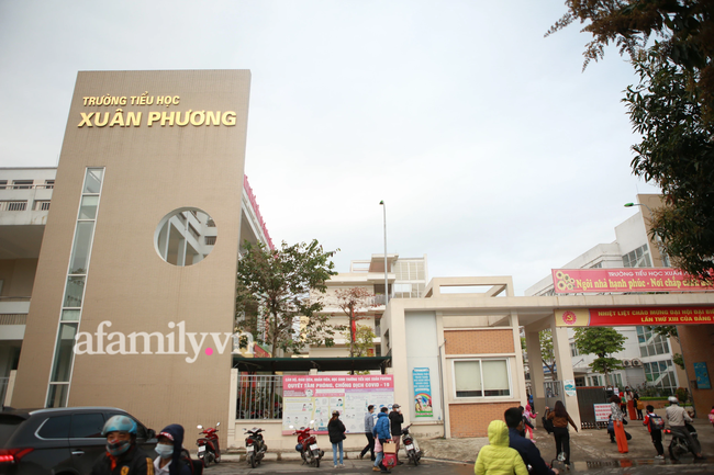 Học sinh Hà Nội đến trường ngày đầu tiên sau Tết: Háo hức nhưng vẫn buồn ngủ, có em khóc sướt mướt vì chưa quen với việc dậy sớm trở lại - Ảnh 26. Học sinh Hà Nội đến trường ngày đầu tiên sau Tết: Háo hức nhưng vẫn buồn ngủ, có em khóc sướt mướt vì chưa quen với việc dậy sớm trở lại - Ảnh 26.