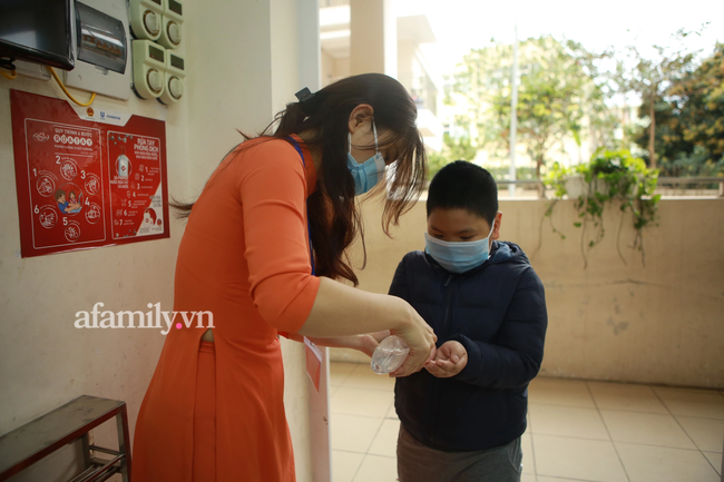 Học sinh Hà Nội đến trường ngày đầu tiên sau Tết: Háo hức nhưng vẫn buồn ngủ, có em khóc sướt mướt vì chưa quen với việc dậy sớm trở lại - Ảnh 30. Học sinh Hà Nội đến trường ngày đầu tiên sau Tết: Háo hức nhưng vẫn buồn ngủ, có em khóc sướt mướt vì chưa quen với việc dậy sớm trở lại - Ảnh 30.