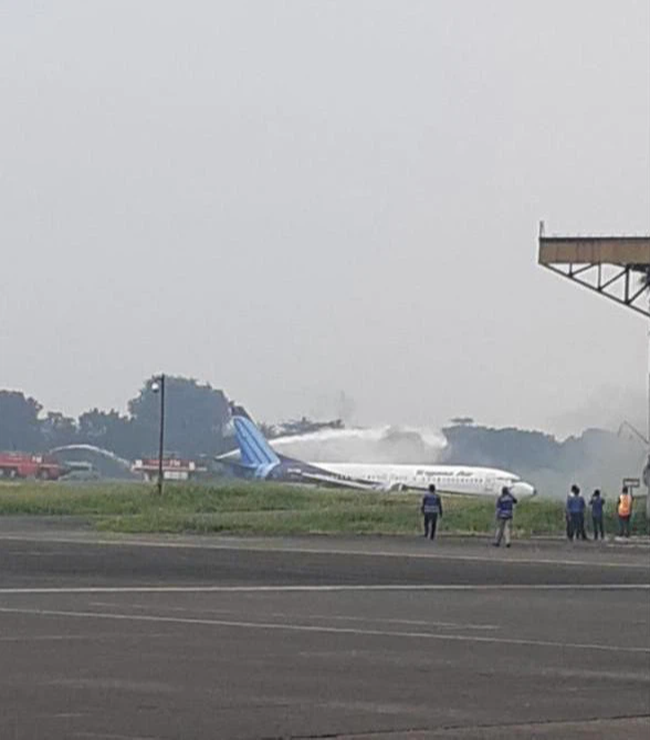 Indonesia: Máy bay trượt khỏi đường băng, lao ầm ầm xuống đồng cỏ - Ảnh 3.