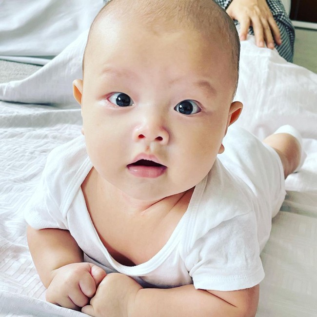 Hồ Ngọc Hà khó hiểu với tư thế ngủ kỳ lạ của con trai Leon - Ảnh 5. Hồ Ngọc Hà khó hiểu với tư thế ngủ kỳ lạ của con trai Leon - Ảnh 5.