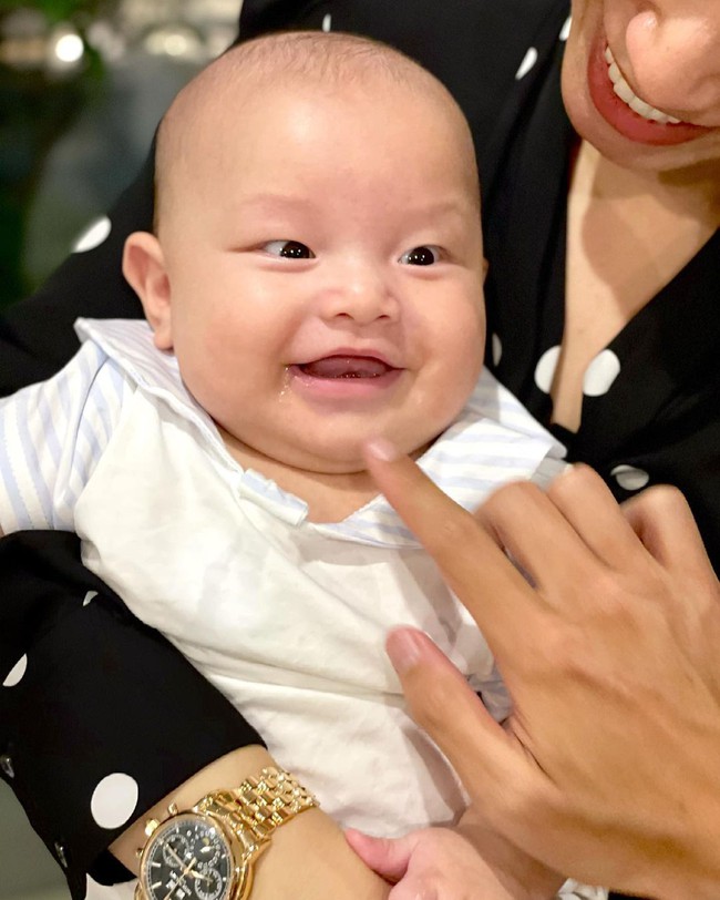 Hồ Ngọc Hà khó hiểu với tư thế ngủ kỳ lạ của con trai Leon - Ảnh 3. Hồ Ngọc Hà khó hiểu với tư thế ngủ kỳ lạ của con trai Leon - Ảnh 3.