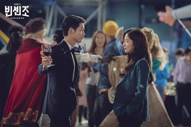 Song Hye Kyo liên tục bị hỏi: &quot;Chị có ghen khi Song Joong Ki ôm ấp gái xinh trong phim mới?&quot;, fan nổi trận lôi đình đáp trả - Ảnh 3.