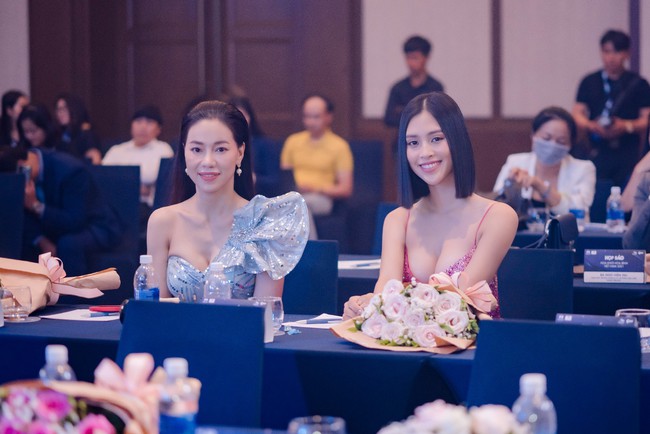 Hoa hậu Tiểu Vy để tóc lạ mắt đi sự kiện nhưng vòng 1 cực khủng, lấn át đàn chị mới gây sốc - Ảnh 8.