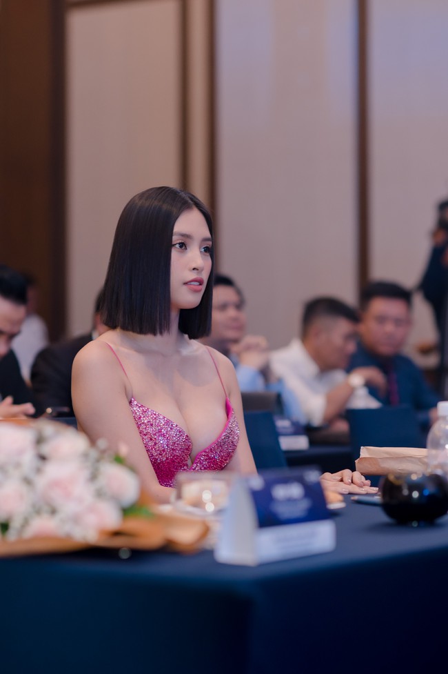 Hoa hậu Tiểu Vy để tóc lạ mắt đi sự kiện nhưng vòng 1 cực khủng, lấn át đàn chị mới gây sốc - Ảnh 4.