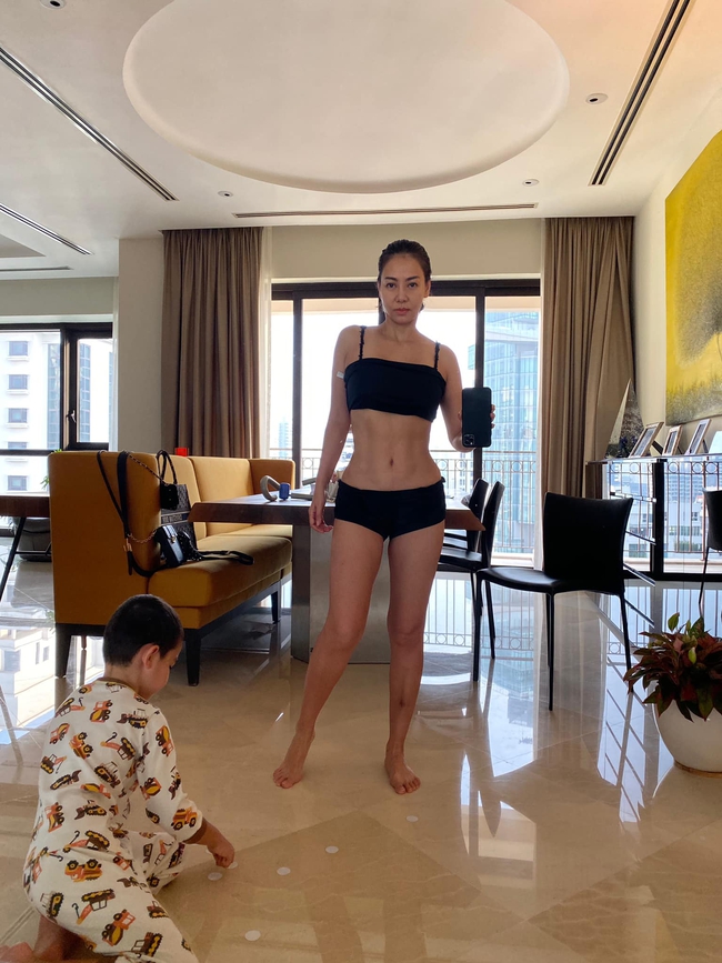 Body ở tuổi 44 của Thu Minh xuất sắc thế nào mà vừa khoe ảnh đã bị "tố" đi làm vòng eo hết hơn 200 triệu? - Ảnh 1.