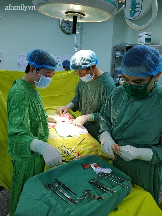 Bơm silicon tăng kích thước dương vật để làm "chuyện ấy" tốt hơn, người đàn ông 43 tuổi suýt mất luôn cậu nhỏ - Ảnh 1. Bơm silicon tăng kích thước dương vật để làm "chuyện ấy" tốt hơn, người đàn ông 43 tuổi suýt mất luôn cậu nhỏ - Ảnh 1.