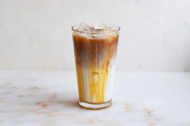 Không phải ra tiệm bạn có thể dễ dàng làm món cà phê caramel macchiato tại nhà - Ảnh 7.