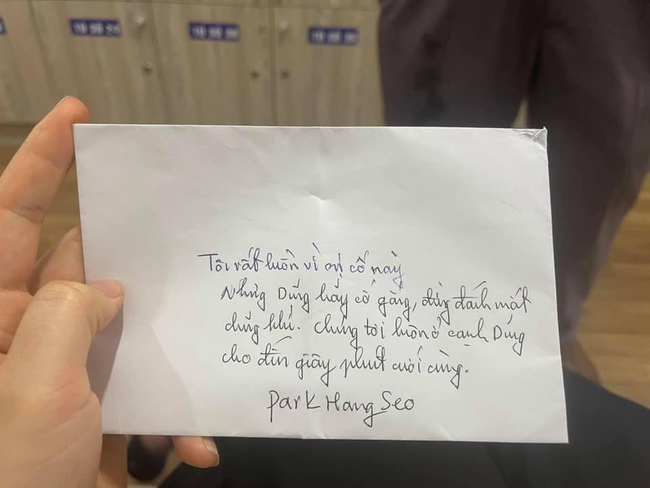 Xúc động bức tâm thư viết tay của HLV Park Hang-seo gửi cậu học trò Hùng Dũng bằng tiếng Việt: &quot;Chúng tôi luôn ở cạnh Dũng đến giây phút cuối cùng&quot; - Ảnh 1.