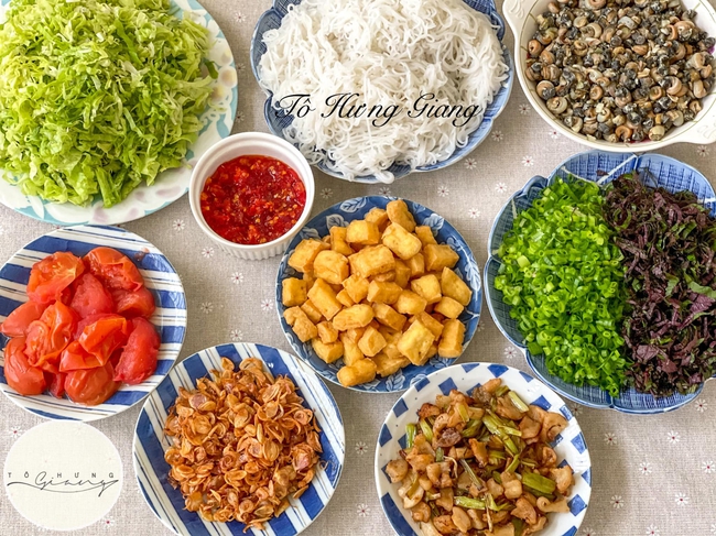 Ăn hàng chẳng ưng, vợ đảm tự tay vào bếp làm món bún ốc &quot;ngon nuốt lưỡi&quot;, ai nhìn cũng thấy mê! - Ảnh 4.