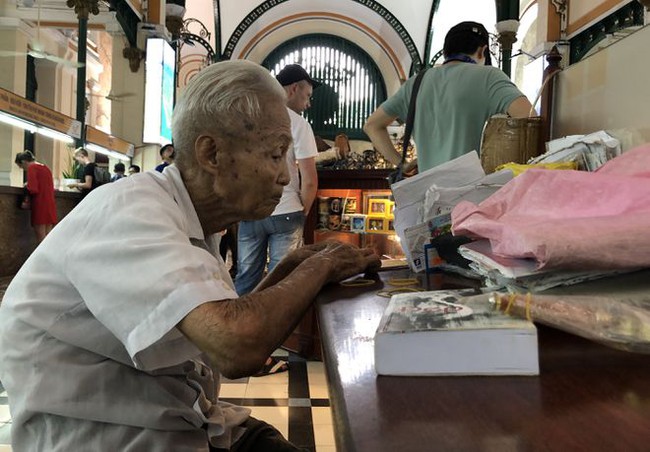 Ông cụ viết thư tay cuối cùng ở Sài Gòn đã nghỉ việc vì sức khoẻ yếu, nhiều người Sài Gòn tiếc nuối: Bưu điện như mất đi một phần "linh hồn"  - Ảnh 1.