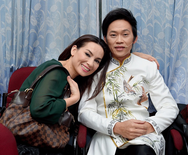 Ca sĩ Phi Nhung gây xôn xao MXH khi bất ngờ cầu hôn nghệ sĩ Hoài Linh