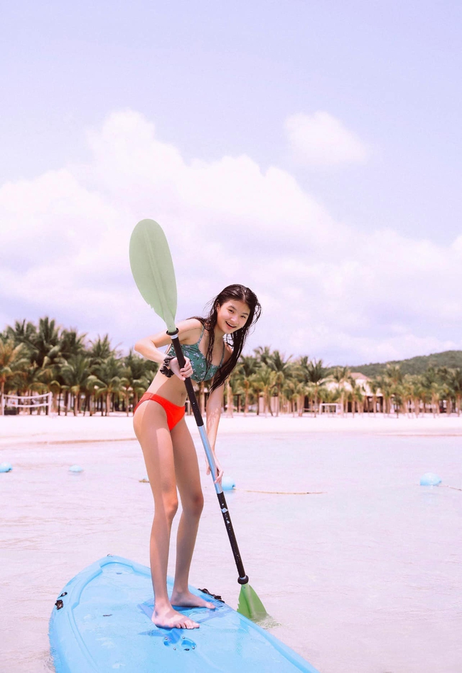 Con gái 13 tuổi của Trương Ngọc Ánh diện bikini gợi cảm chẳng kém mỹ nhân Vbiz nào, nhìn đôi chân dài mà choáng - Ảnh 3.