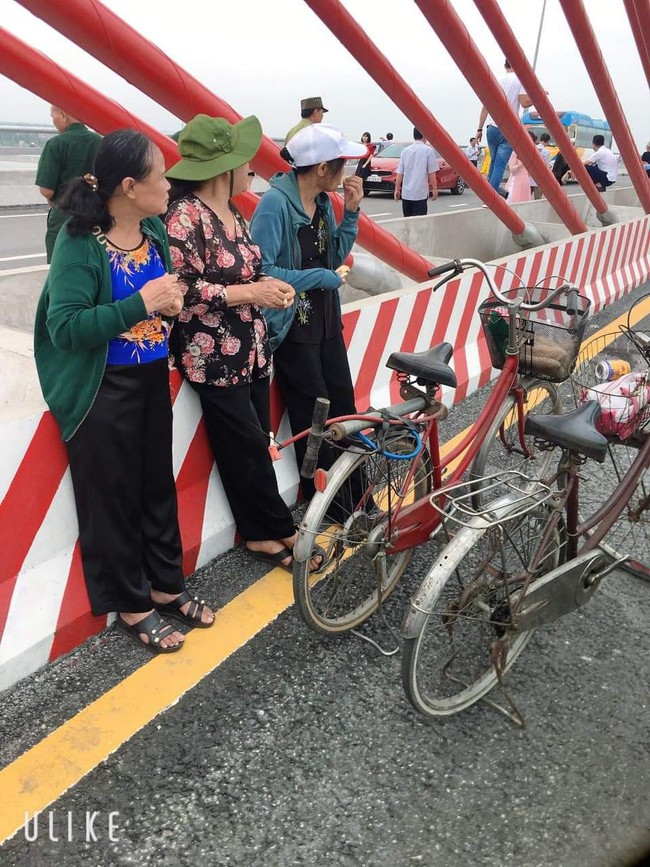Dân mạng thán phục 3 cụ bà đi xe đạp, mang bơm vượt 60km để ngắm cầu Cửa Hội - Nghệ An - Ảnh 2.
