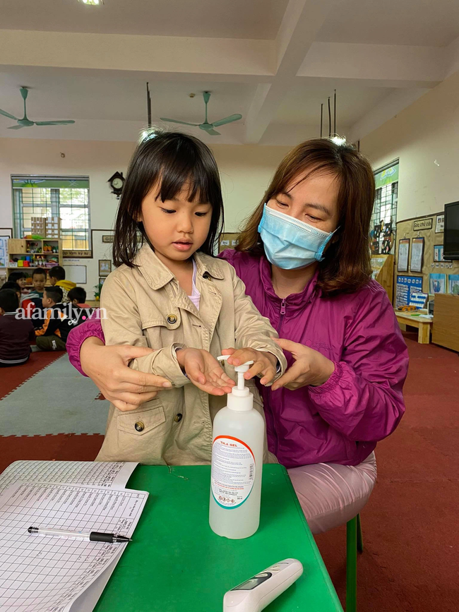 Học sinh Hà Nội đến trường ngày đầu tiên sau Tết: Háo hức nhưng vẫn buồn ngủ, có em khóc sướt mướt vì chưa quen với việc dậy sớm trở lại - Ảnh 22. Học sinh Hà Nội đến trường ngày đầu tiên sau Tết: Háo hức nhưng vẫn buồn ngủ, có em khóc sướt mướt vì chưa quen với việc dậy sớm trở lại - Ảnh 22.