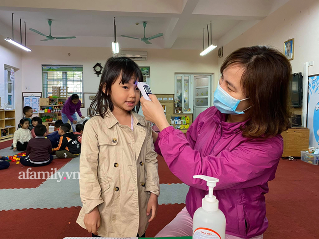 Học sinh Hà Nội đến trường ngày đầu tiên sau Tết: Háo hức nhưng vẫn buồn ngủ, có em khóc sướt mướt vì chưa quen với việc dậy sớm trở lại - Ảnh 23. Học sinh Hà Nội đến trường ngày đầu tiên sau Tết: Háo hức nhưng vẫn buồn ngủ, có em khóc sướt mướt vì chưa quen với việc dậy sớm trở lại - Ảnh 23.