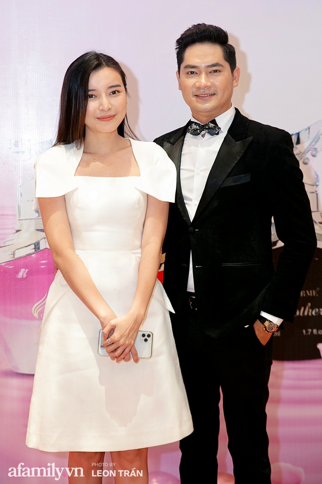 Vợ chồng Ốc Thanh Vân, Thanh Thúy diện cây đen tình tứ, nhưng spotlight lại thuộc về bạn gái xinh như hoa hậu của Minh Luân - Ảnh 9.