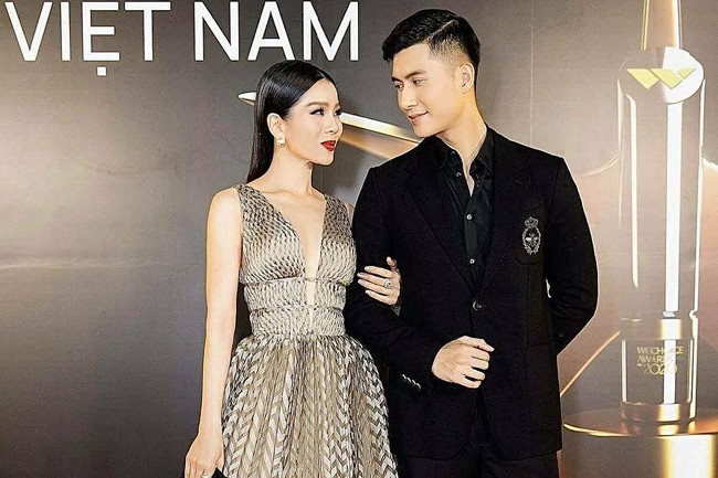 Clip quay lén bắt trọn hành động thân mật &quot;khó hiểu&quot; của Lệ Quyên khi ngồi cạnh bạn trai kém 12 tuổi - Ảnh 3.