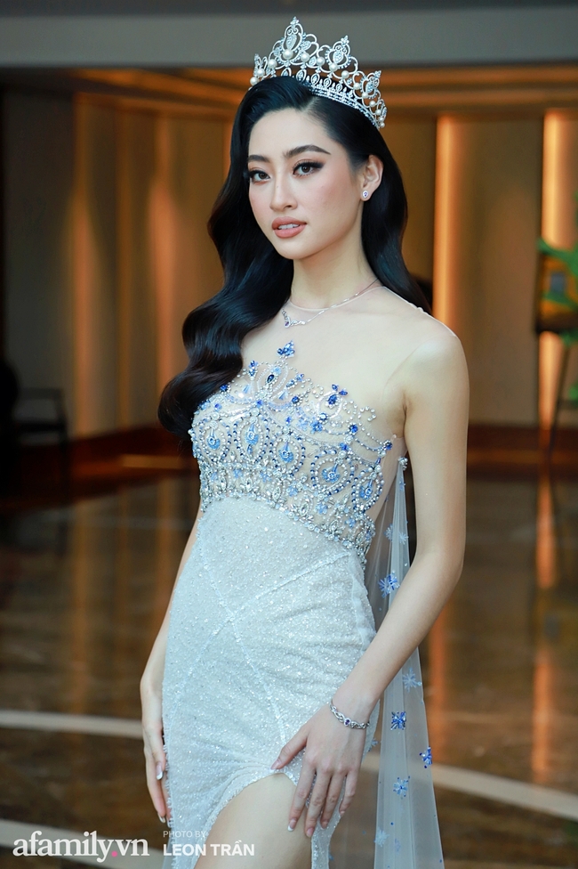 Họp báo Miss World 2021: Hoa hậu Tiểu Vy, Kiều Loan gợi cảm với vòng một bốc lửa, Tường San bụng bầu to vượt mặt sau 3 tháng kết hôn