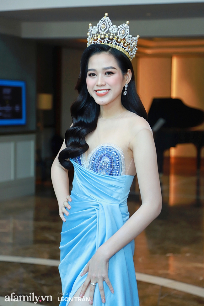 Họp báo Miss World 2021: Tiểu Vy, Kiều Loan khoe vòng một bốc lửa, Tường Sang lộ bụng to sau 3 tháng kết hôn - Ảnh 3.