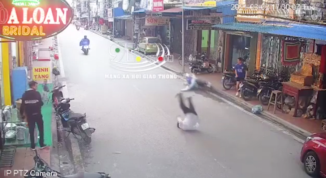 Clip: Học sinh đi xe máy đâm người đàn ông văng xuống đường, khoảnh khắc tai nạn khiến tất cả rùng mình - Ảnh 2.